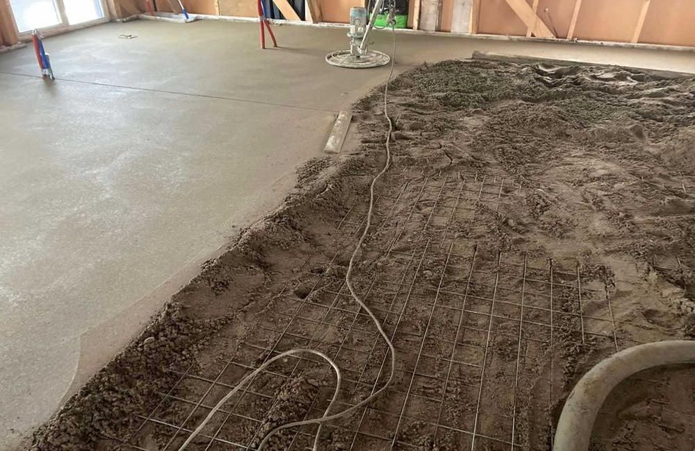 Укладка стяжки полуручка полусухой — это современное решение для создания прочного и долговечного пола. Она ускоряет процесс, экономит ресурсы и предотвращает <em>трещины,</em> идеально подходит для любых помещений.» title=»Зачем армирование в стяжке полусухой с фиброволокном?» style=»display:block; margin:0 auto;»/><figcaption style=